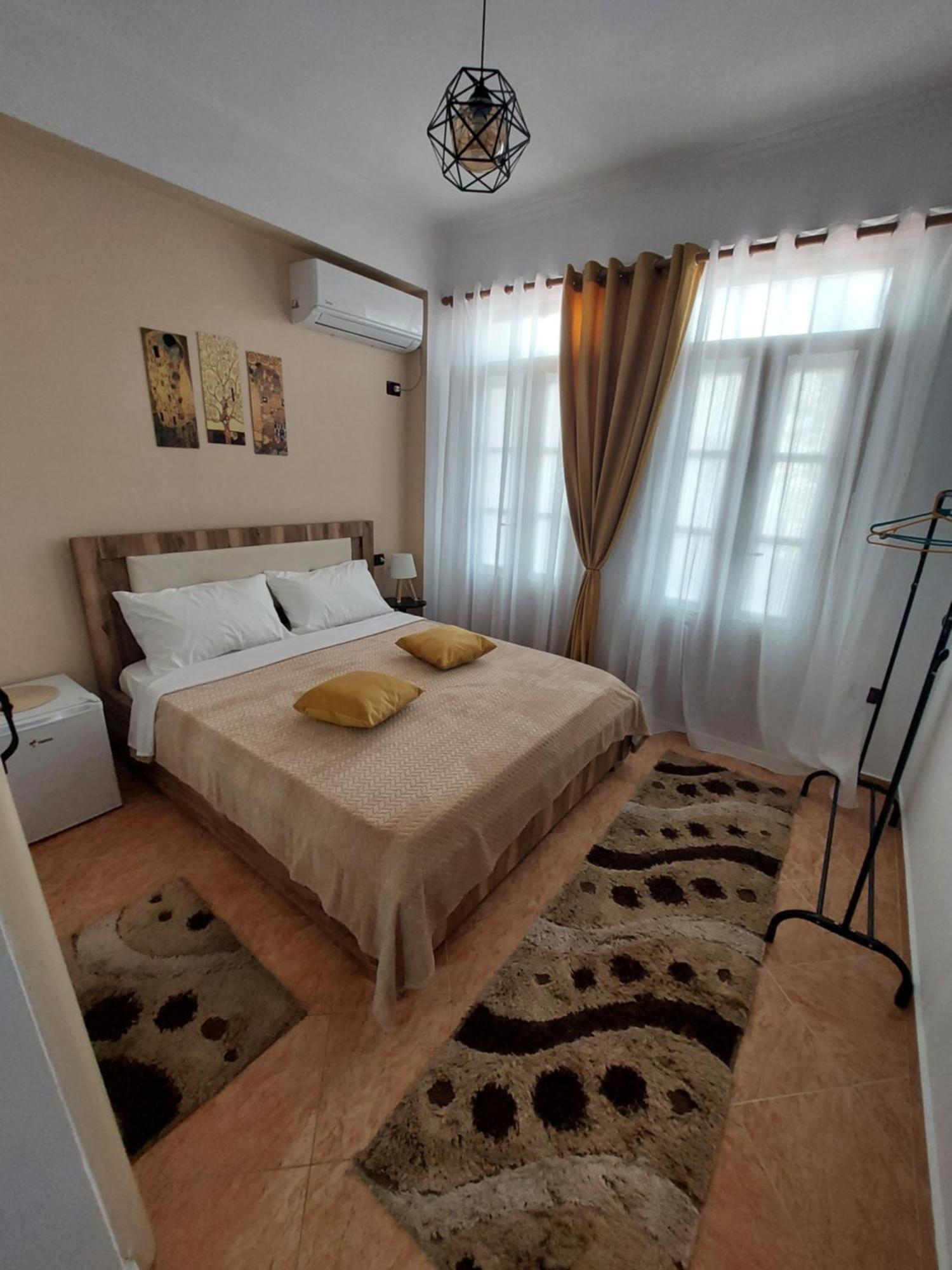 Godard Apartments Влёра Экстерьер фото